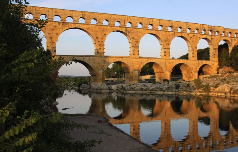 tour-guide-visit-provence-avignon-pont-gard